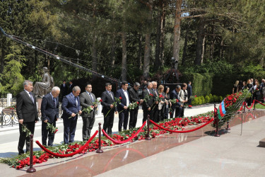 Nizami rayon ictimaiyyəti Ümummilli Lider Heydər Əliyevin məzarını ziyarət edib