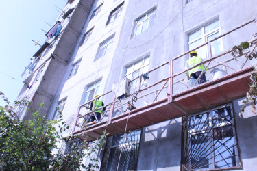 Nizami Rayon İcra Hakimiyyətinin başçısı C.Naxçıvanski küçəsi 102, 104 və 106 nömrəli binalarda yaşayan sakinlərlə görüşüb