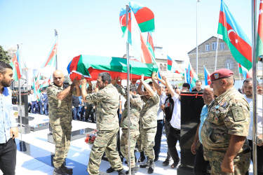 Birinci Qarabağ müharibəsində şəhid olmuş hərbi qulluqçu Abbasov Məhərrəm Abbas oğlu Nizami rayonunun Keşlə Şəhidlər Xiyabanında torpağa tapşırılıb