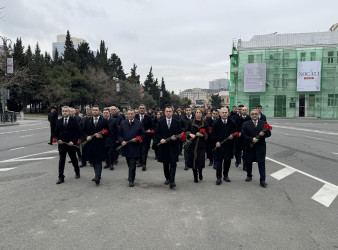 Nizami rayon ictimaiyyəti "Ana harayı” abidəsini ziyarət edib