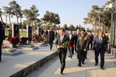 8 Noyabr – Şanlı Zəfər qələbəsinin 5-ci ildönümünü ilə əlaqədar Hərbi Memorial Məzarlıq ziyarət edilib