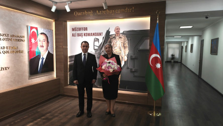 Vətən müharibəsi şəhidi Elçin Həsənlinin anası Xatirə xanım 55 illik yubileyi münasibətilə təbrik edilib