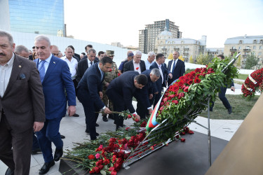 Nizami rayon ictimaiyyəti 27 Sentyabr – Anım Günündə Zəfər parkını ziyarət ediblər