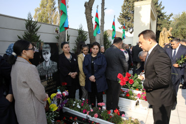 8 Noyabr – Şanlı Zəfər qələbəsinin 5-ci ildönümünü ilə əlaqədar Keşlə Şəhidlər Xiyabanı ziyarət edilib