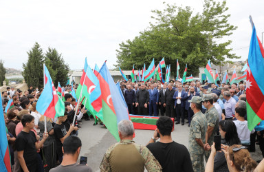 Birinci Qarabağ müharibəsində şəhid olmuş İbrahimov Camaləddin İbad oğlu Suraxanı rayonunun Əmircan qəsəbəsi Şəhidlər Xiyabanında torpağa tapşırılıb