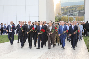 Nizami rayon ictimaiyyəti 27 Sentyabr – Anım Günündə Zəfər parkını ziyarət ediblər