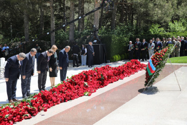 Nizami rayon ictimaiyyəti Ümummilli Lider Heydər Əliyevin məzarını ziyarət edib