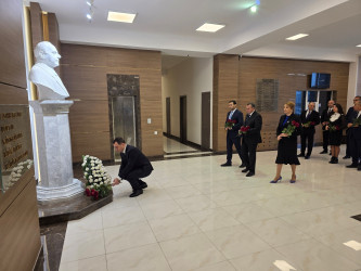 Nizami Rayon İcra Hakimiyyətində Ümummilli Lider Heydər Əliyevin xatirəsi anılıb