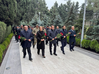 Nizami rayon ictimaiyyəti Ümummilli Lider Heydər Əliyevin məzarını ziyarət ediblər