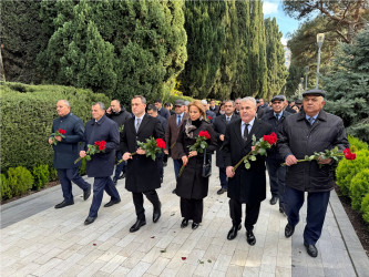 Nizami rayon ictimaiyyəti Ümummilli Lider Heydər Əliyevin məzarını ziyarət ediblər