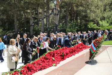 Nizami rayon ictimaiyyəti Ümummilli Lider Heydər Əliyevin məzarını ziyarət edib