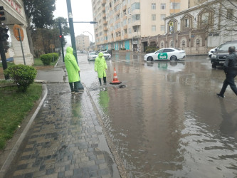 Nizami rayonunda intensiv yağan yağışların fəsadları aradan qaldırılır