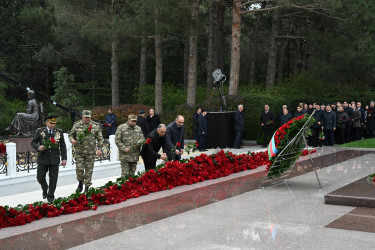 Nizami rayon ictimaiyyəti Ümummilli Lider Heydər Əliyevin məzarını ziyarət ediblər