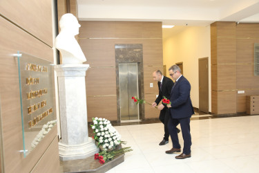 Nizami Rayon İcra Hakimiyyətində Ümummilli Lider Heydər Əliyevin xatirəsi ehtiramla anılıb