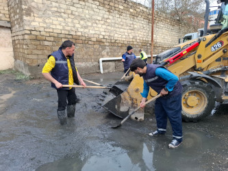 Keşlə qəsəbəsində kollektorun daşması nəticəsində yaranmış fəsadlar aradan qaldırılır