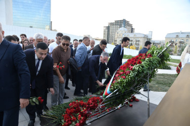 Nizami rayon ictimaiyyəti 27 Sentyabr – Anım Günündə Zəfər parkını ziyarət ediblər