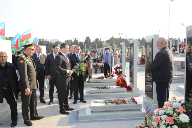 8 Noyabr – Şanlı Zəfər qələbəsinin 5-ci ildönümünü ilə əlaqədar Hərbi Memorial Məzarlıq ziyarət edilib