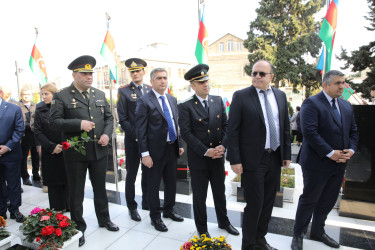 8 Noyabr – Şanlı Zəfər qələbəsinin 5-ci ildönümünü ilə əlaqədar Keşlə Şəhidlər Xiyabanı ziyarət edilib
