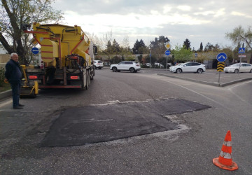 Nizami rayonunda intensiv yağıntıların yollarda yaratdığı fəsadlar aradan qaldırılır