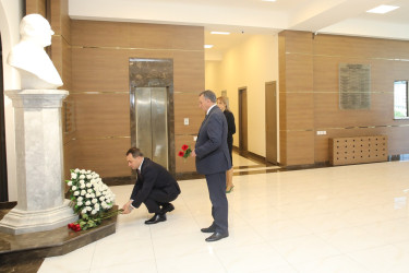Nizami Rayon İcra Hakimiyyətində Ümummilli Lider Heydər Əliyevin xatirəsi ehtiramla anılıb