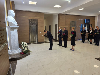Nizami Rayon İcra Hakimiyyətində Ümummilli Lider Heydər Əliyevin xatirəsi anılıb