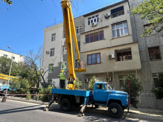Nizami Rayon İcra Hakimiyyətinin başçısı Əli Vəliyev küçəsi 3, 3a və 6 nömrəli binalarda aparılan təmir işlərinə baxış keçirib