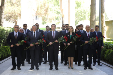 Nizami rayon ictimaiyyəti Ümummilli Lider Heydər Əliyevin məzarını ziyarət edib
