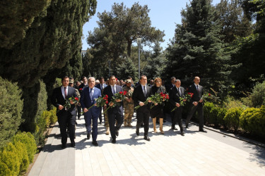 Nizami rayon ictimaiyyəti Ümummilli Lider Heydər Əliyevin məzarını ziyarət edib