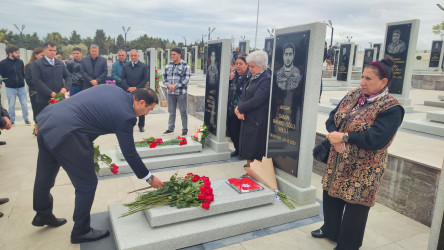 II Fəxri Xiyabanda şəhid Samir Əhməd oğlu Xəlilinin, çavuş Toğrul Natiq oğlu İsayevin və kapitan Şahmar Kəmaləddin oğlu Quliyevin məzarları ziyarət edilib