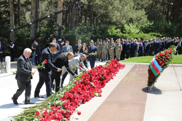 Nizami rayon ictimaiyyəti Ümummilli Lider Heydər Əliyevin məzarını ziyarət edib
