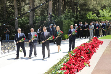 Nizami rayon ictimaiyyəti Ümummilli Lider Heydər Əliyevin məzarını ziyarət edib