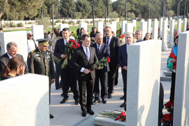 8 Noyabr – Şanlı Zəfər qələbəsinin 5-ci ildönümünü ilə əlaqədar Hərbi Memorial Məzarlıq ziyarət edilib