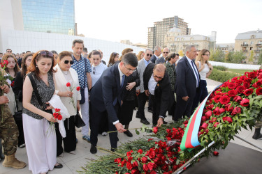 Nizami rayon ictimaiyyəti 27 Sentyabr – Anım Günündə Zəfər parkını ziyarət ediblər