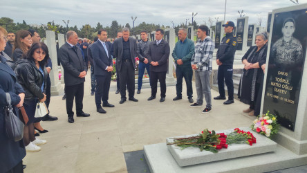 II Fəxri Xiyabanda şəhid Samir Əhməd oğlu Xəlilinin, çavuş Toğrul Natiq oğlu İsayevin və kapitan Şahmar Kəmaləddin oğlu Quliyevin məzarları ziyarət edilib
