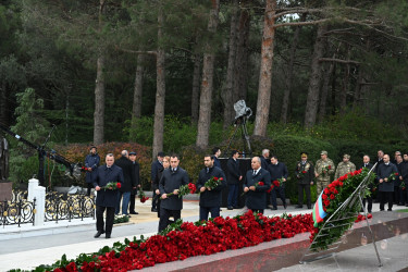 Nizami rayon ictimaiyyəti Ümummilli Lider Heydər Əliyevin məzarını ziyarət ediblər
