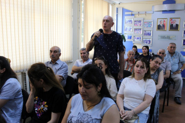 Nizami Rayon İcra Hakimiyyətinin başçısı Coşqun Cəbrayılov sakinlərlə növbəti səyyar qəbul keçirib