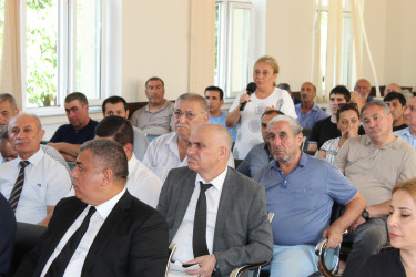 Nizami Rayon İcra Hakimiyyətinin başçısı Coşqun Cəbrayılov rayon sakinləri ilə növbəti səyyar qəbullar keçirib