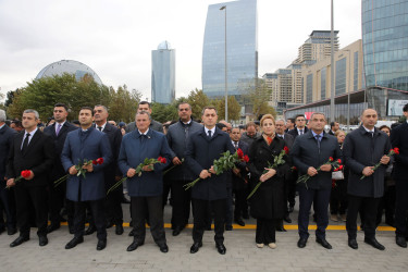 Nizami rayon ictimaiyyəti 27 Sentyabr – Anım Günündə Zəfər parkını ziyarət ediblər
