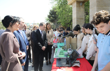 “WUF13” ərəfəsində II Makeathon Nizami Festivalı keçirilib