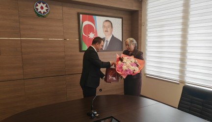 Vətən müharibəsi şəhidi Elçin Həsənlinin anası Xatirə xanım 55 illik yubileyi münasibətilə təbrik edilib