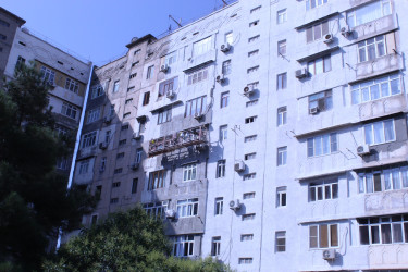 Nizami Rayon İcra Hakimiyyətinin başçısı C.Naxçıvanski küçəsi 102, 104 və 106 nömrəli binalarda yaşayan sakinlərlə görüşüb