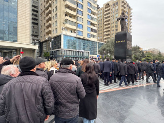 Nizami rayon ictimaiyyəti "Ana harayı” abidəsini ziyarət edib