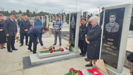 II Fəxri Xiyabanda şəhid Samir Əhməd oğlu Xəlilinin, çavuş Toğrul Natiq oğlu İsayevin və kapitan Şahmar Kəmaləddin oğlu Quliyevin məzarları ziyarət edilib