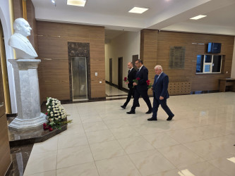 Nizami Rayon İcra Hakimiyyətində Ümummilli Lider Heydər Əliyevin xatirəsi anılıb