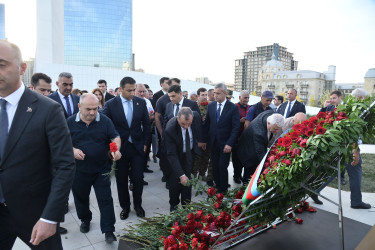 Nizami rayon ictimaiyyəti 27 Sentyabr – Anım Günündə Zəfər parkını ziyarət ediblər
