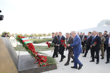 Nizami rayon ictimaiyyəti 27 Sentyabr – Anım Günündə Zəfər parkını ziyarət ediblər