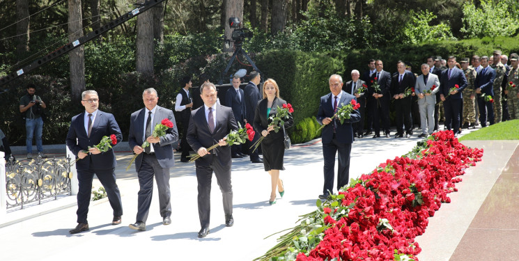 Nizami rayon ictimaiyyəti Ümummilli Lider Heydər Əliyevin məzarını ziyarət edib