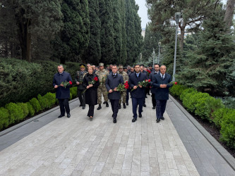 Nizami rayon ictimaiyyəti Ümummilli Lider Heydər Əliyevin məzarını ziyarət ediblər