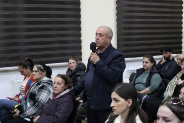 Nizami Rayon İcra Hakimiyyətinin başçısı Coşqun Cəbrayılov növbəti səyyar qəbulda rayon sakinləri ilə görüşüb