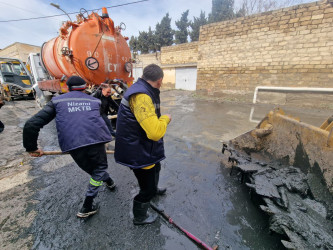 Keşlə qəsəbəsində kollektorun daşması nəticəsində yaranmış fəsadlar aradan qaldırılır
